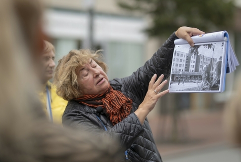EKSKURSIJA-PASIVAIKŠČIOJIMAS SU ARCHITEKTE, GIDE RŪTA ČERNIAUSKIENE „ŠIAULIAI. MIESTO TAPATYBĖ TARP PLYTŲ, STIKLO IR BETONO“