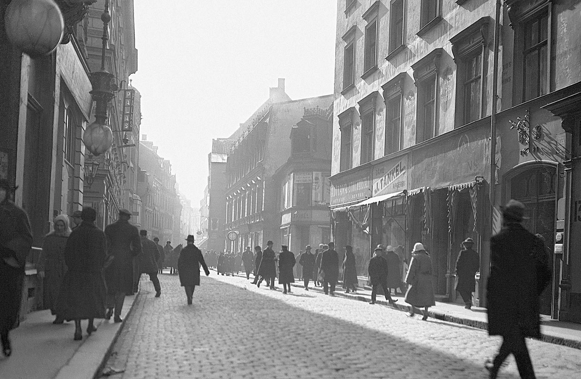 Izstāde "Ielu maldos: pilsēta latviešu modernistu vērojumā"